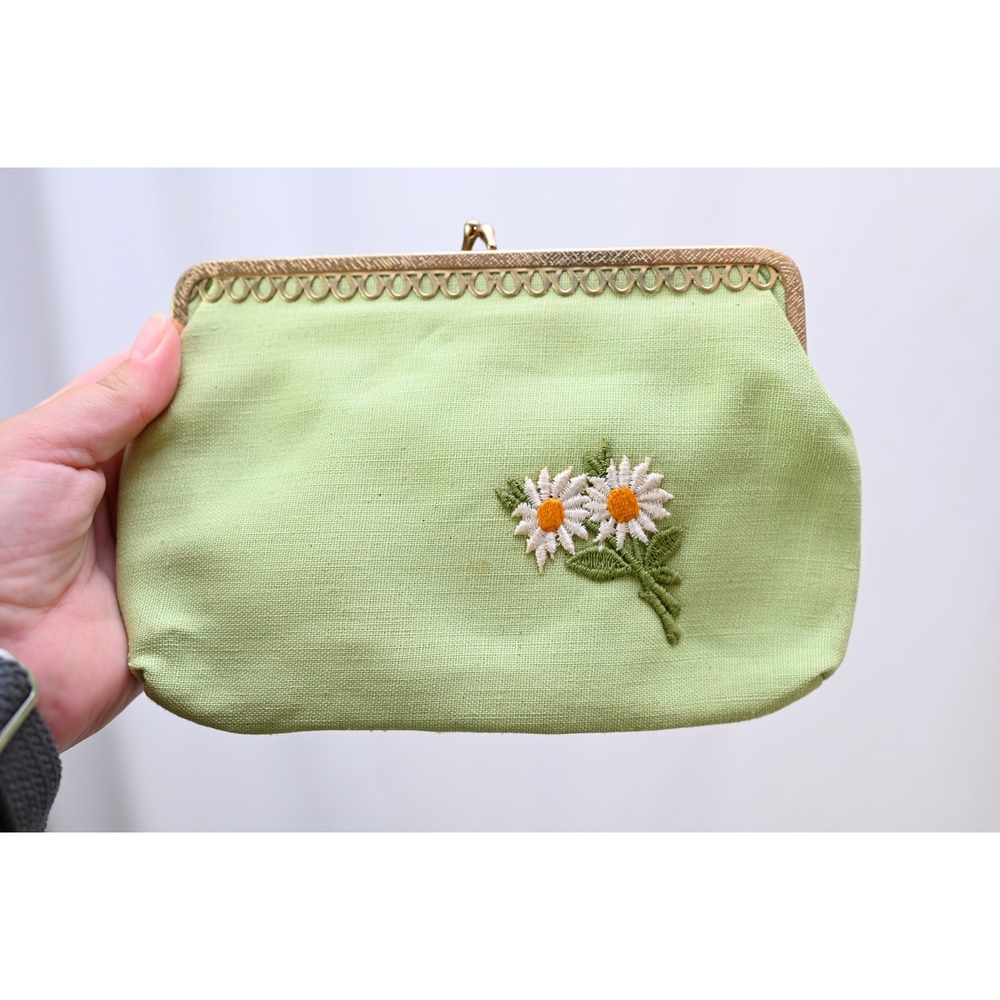 Vintage Green Linen Kiss Lock Clutch Purse Embroidered Daisy Floral Gold Frame